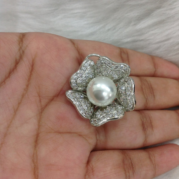 Charismatic Pearl in Floweret Crystal Stud Earrings