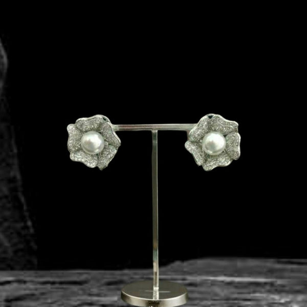 Charismatic Pearl in Floweret Crystal Stud Earrings