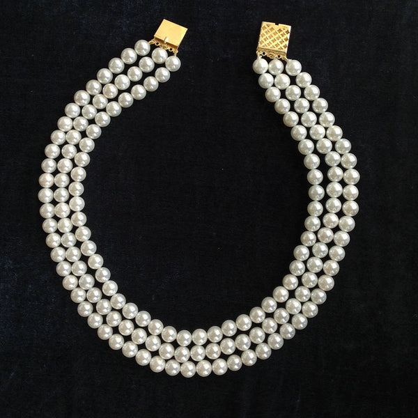 Refined Elegance in Pearls Necklace