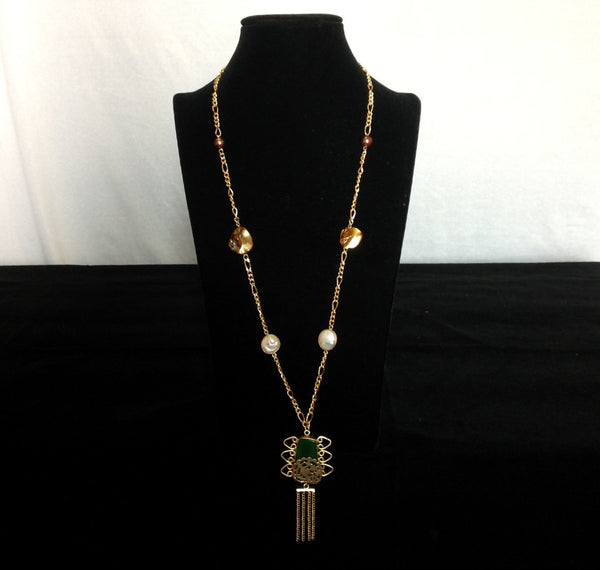 Endearing Mother of Pearls with Pine Green Pendant Chain Necklace